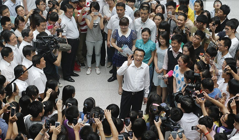 2013年6月8日，中國國務(wù)院總理李克強在河北師范大學(xué)了解大學(xué)生就業(yè)情況。